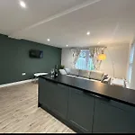 Gorgeous 2 Bed Apartment With Free Parking Near, Sefton Park, Palm House, Lark Lane, Liverpool And Everton Football Clubs